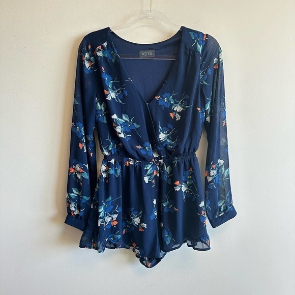 ASTR The Label Navy Floral Chiffon Long Sleeve V-Neck Romper Size Small - Picture 1 of 9